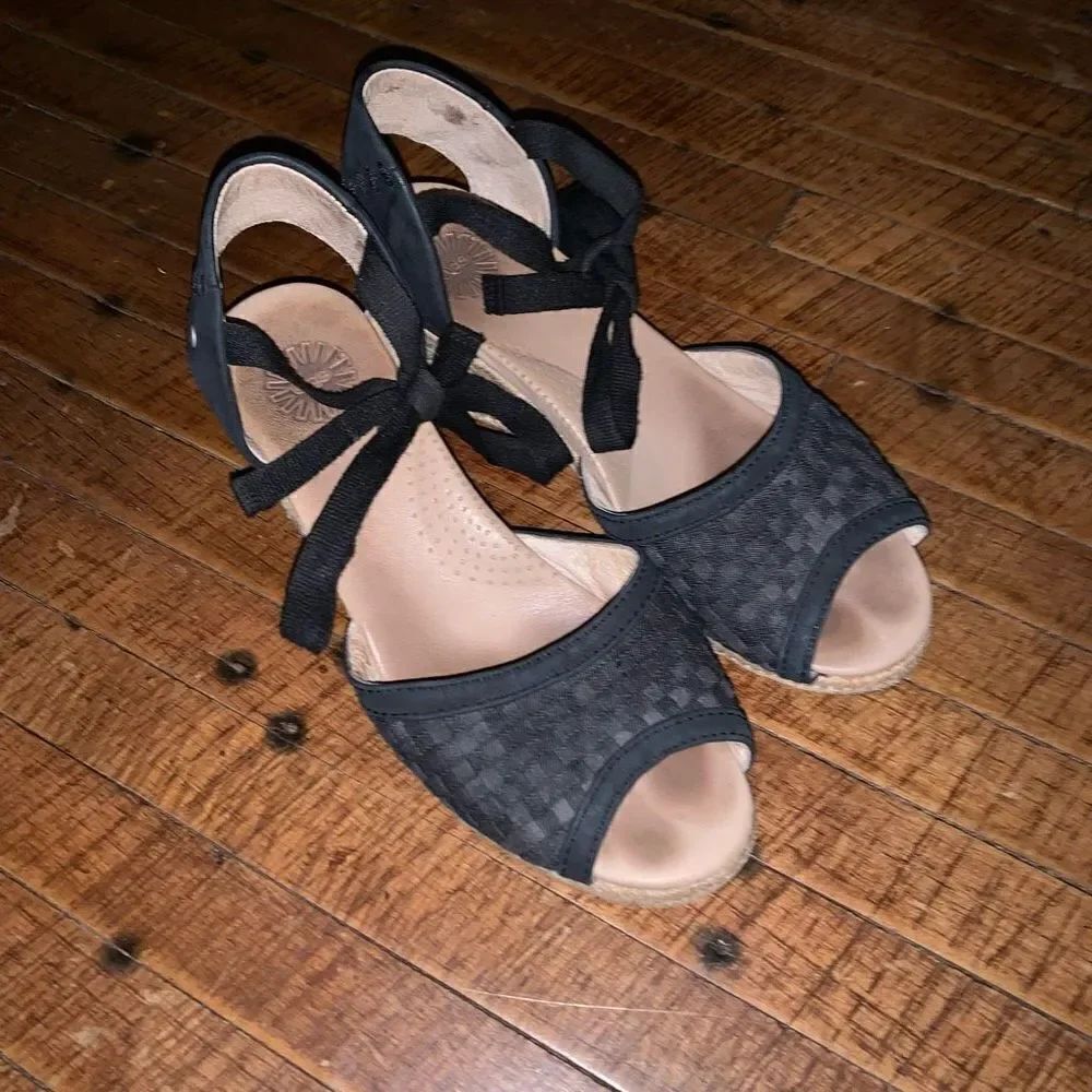 Uggs Delmer navy woven raffia strappy size 7 peep toe wedge sandals